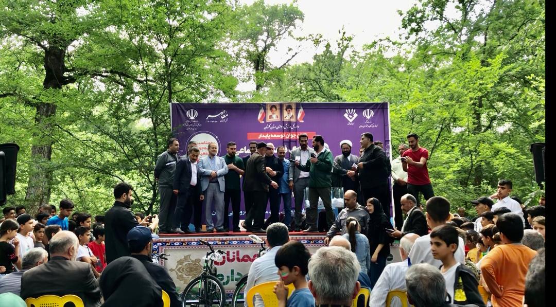 همایش پیاده روی خانوادگی به مناسبت هفته جوانی جمعیت در پارک جنگلی قرق برگزار شد.