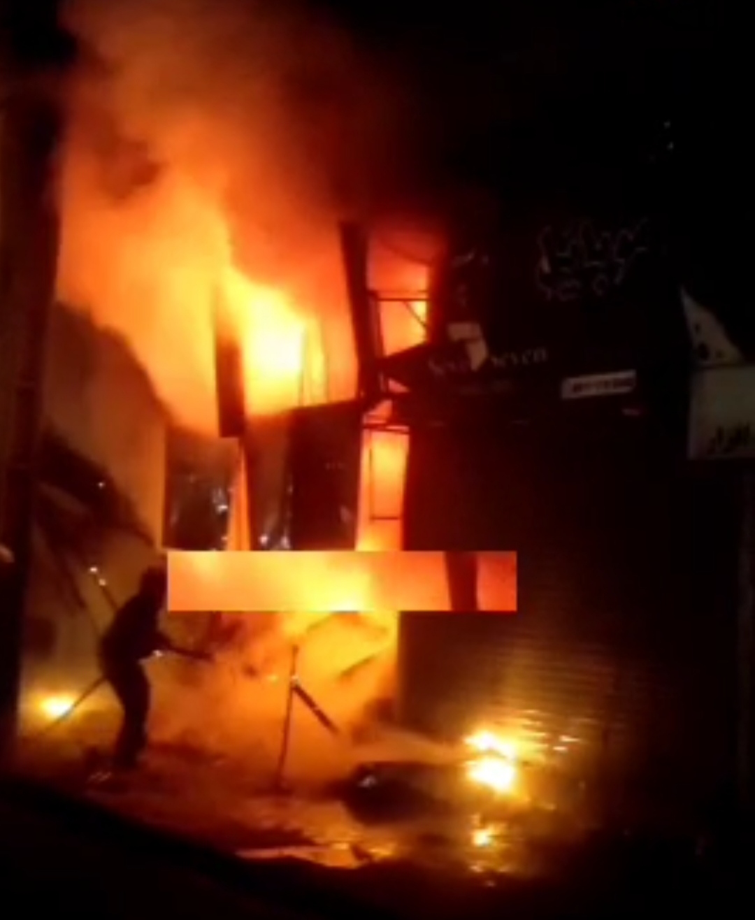آتش سوزی یک کفش فروشی در خیابان سرخواجه گرگان